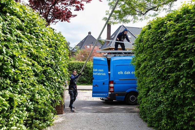 Zonnefabriek bus op installatiedag zonnepanelen 