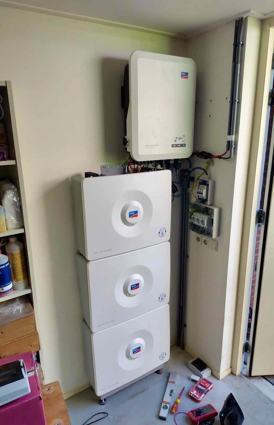 STPSE met 3 batterijen en noodstroom stopcontacten