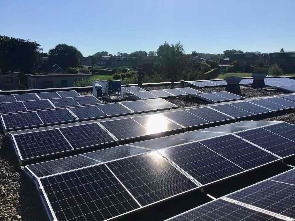 reflectie van de zon op een zonnepanelen systeem op plat dak