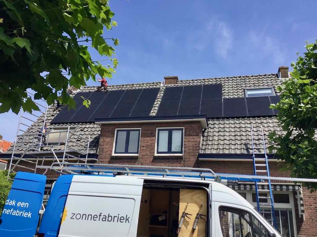 zwarte zonnepanelen op een schuin dak in juni 2022, gelegd door de Zonnefabriek
