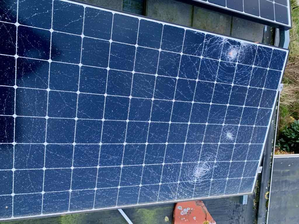 gebarsten zonnepaneel