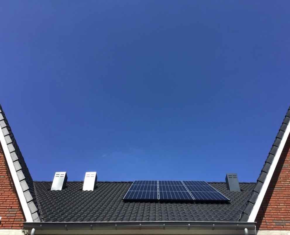 Diepblauwe luchten in april