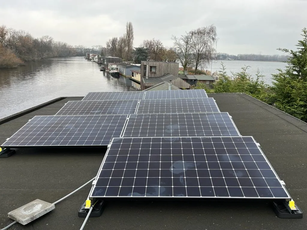 Zonnepanelen op een woonboot in december 2022