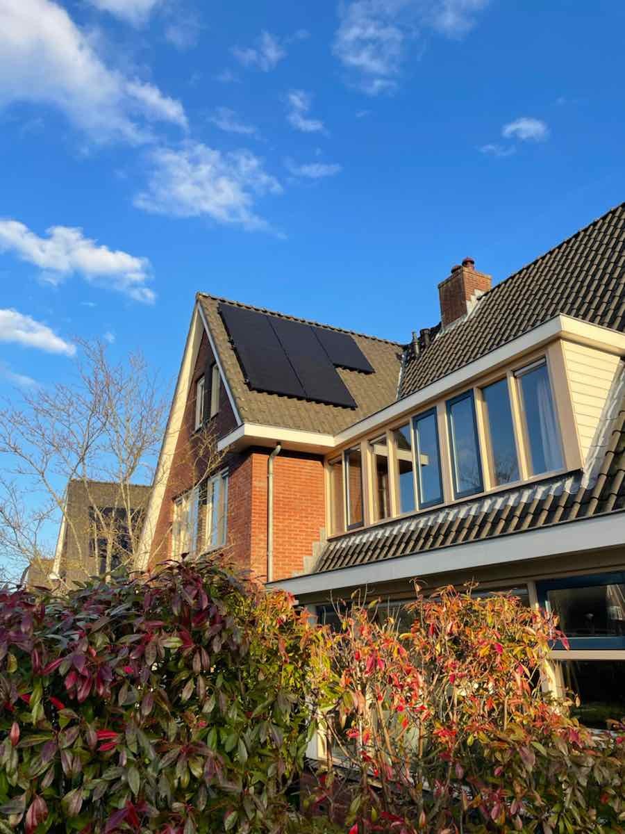 Zonnepanelen op schuin dak in februari 2022