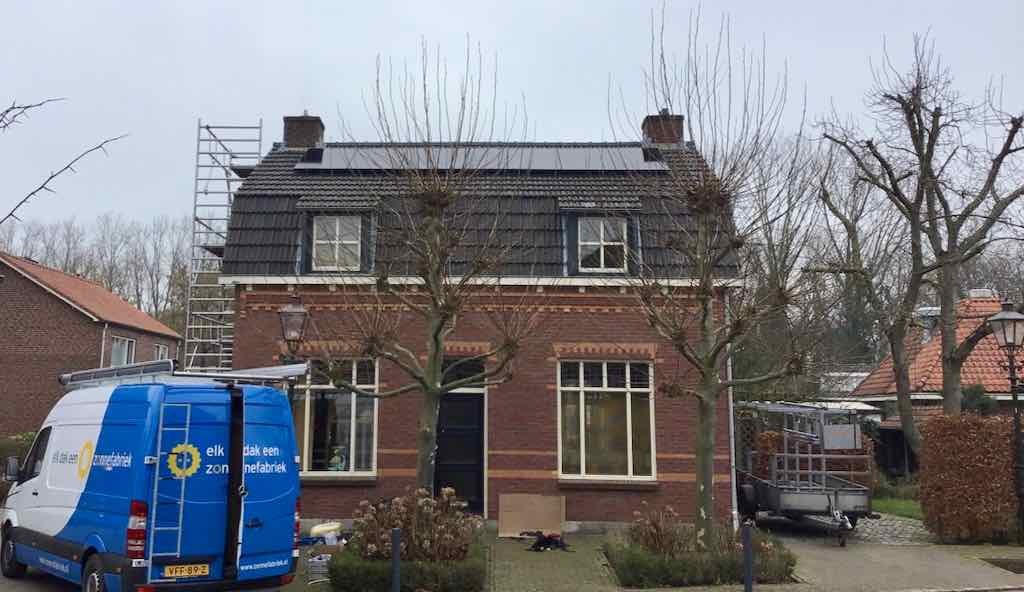 Mooi oud huis met een onopvallend rijtje zonnepanelen geplaatst in januari 2022