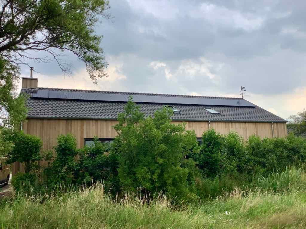 wolken boven een rij zonnepanelen