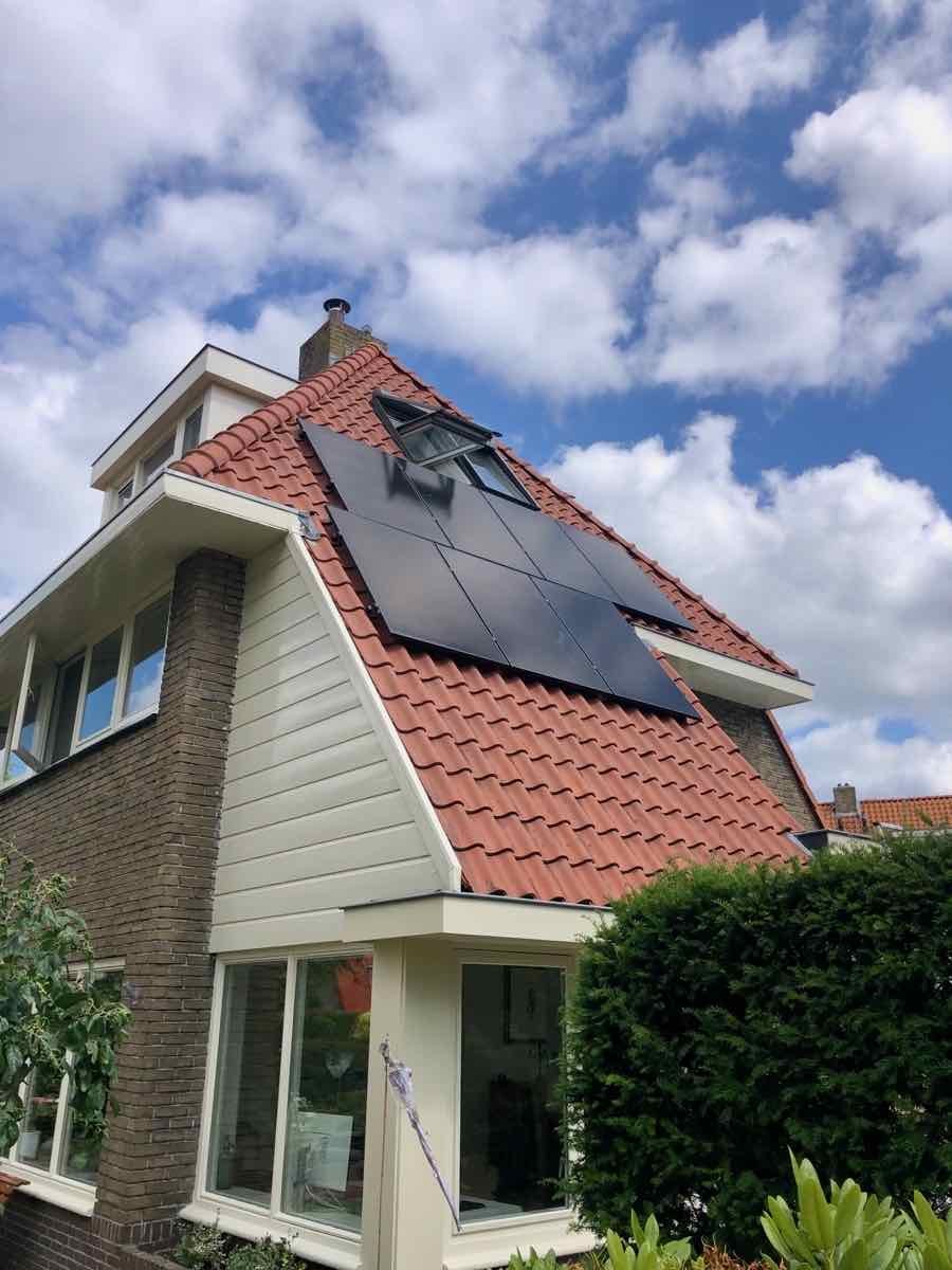 zonnepanelen op een schuin dak gelegd in juni 2022
