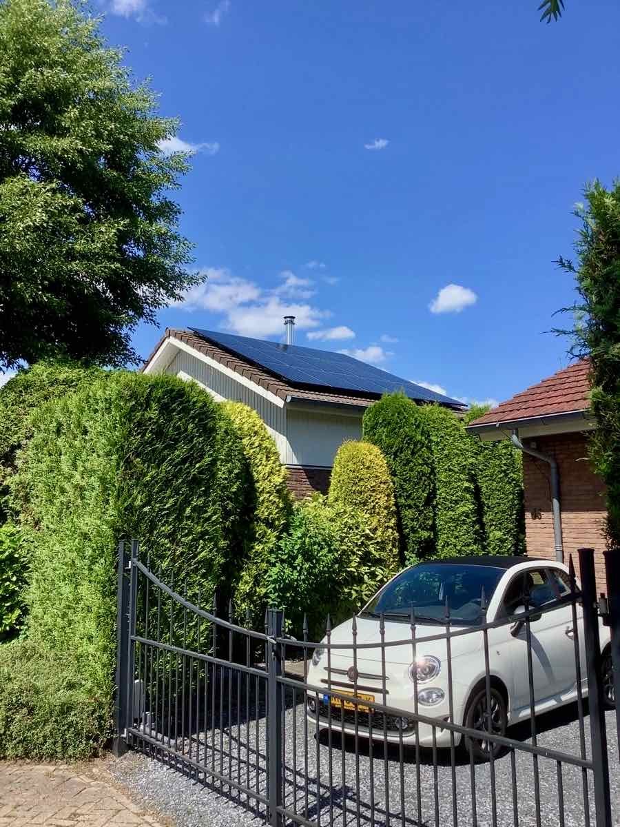 Zonnepanelen in juni 2022 met mooie blauwe lucht