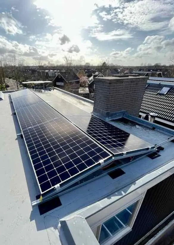 Plat dak met zonnepanelen en wisselvallig weer in maart 2023