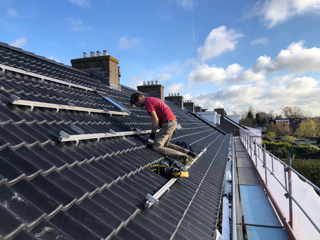 Werken op het dak op een warme dag in november 2021