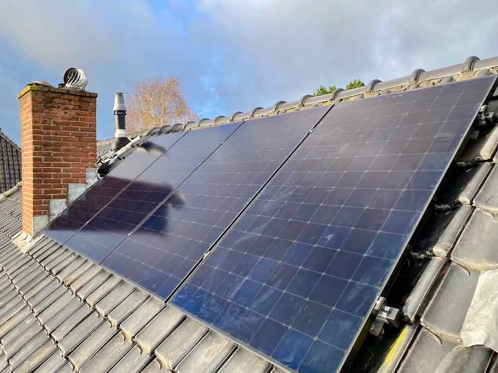 SunPower panelen op een schuin dak, geplaatst in november 2022