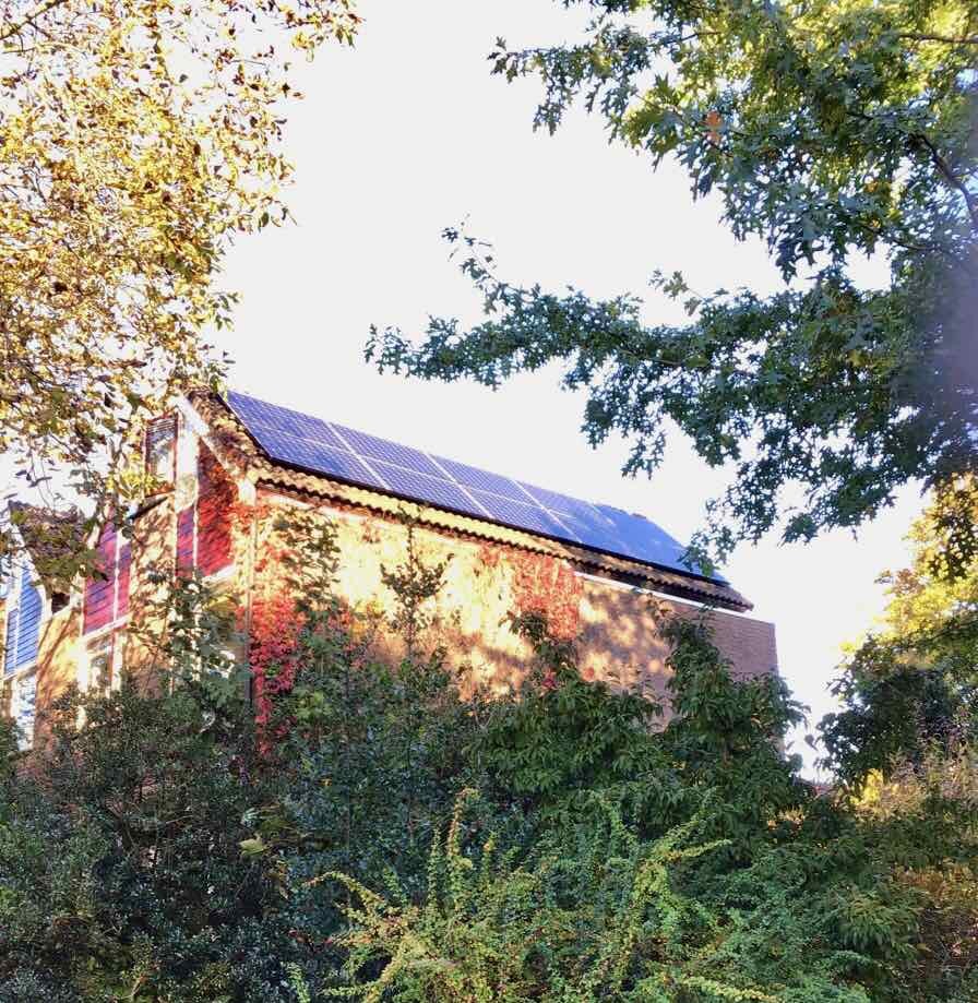 Zonnepanelen op een schuin dak in de herfst