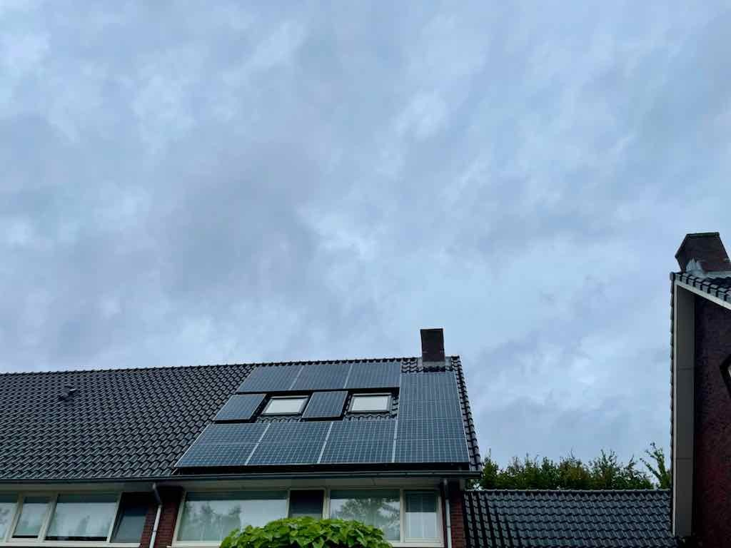 wolken boven een zonnepanelen installatie in de herfst
