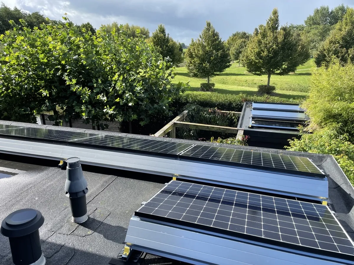 Zonnepanelen met uitzicht op groen