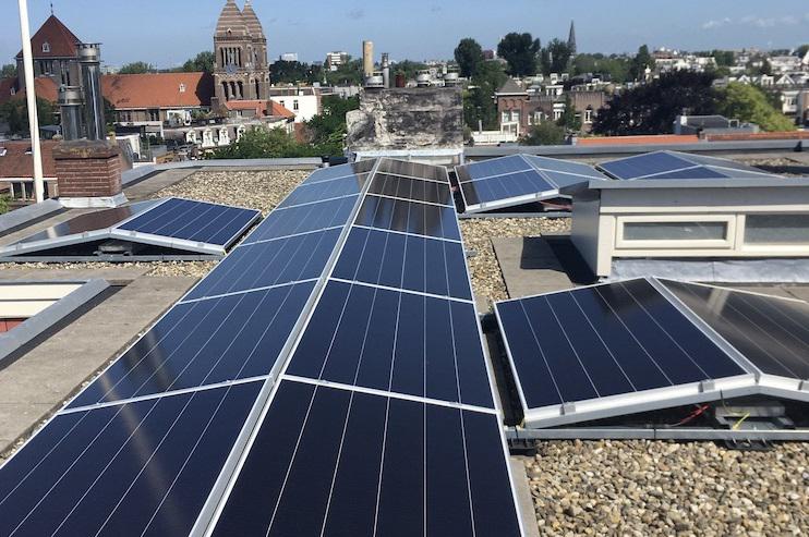 Oost-West opstelling zonnepanelen op een plat dak&nbsp;