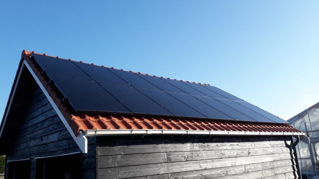 schuurtje met panelen in de zon
