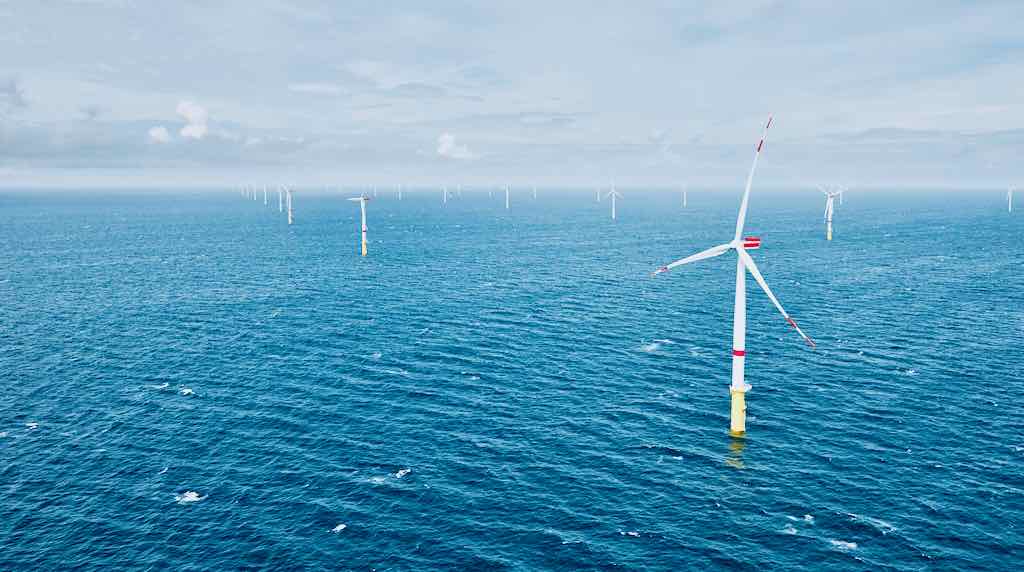 Ook windturbines, zoals hier in het windmolenpark Hollandse Kust, spelen een grote rol bij de opwekking van hernieuwbare stroom (bron: Vattenfall)