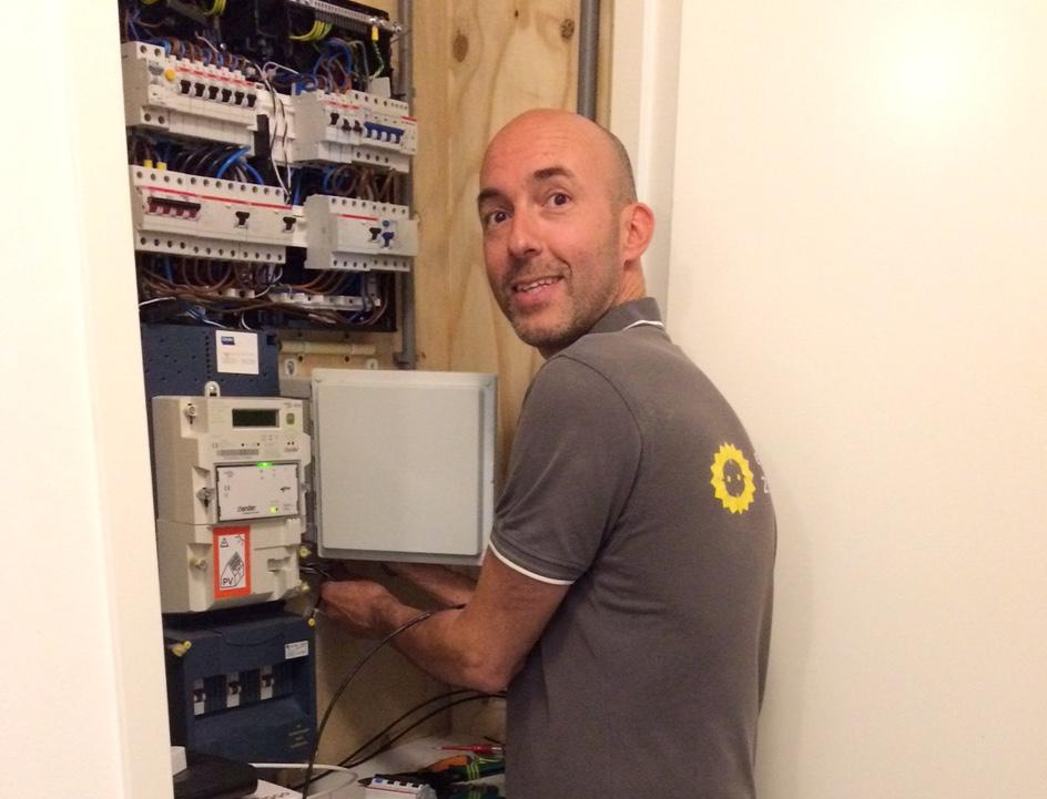 Geert installeert de gateway van een powerwall