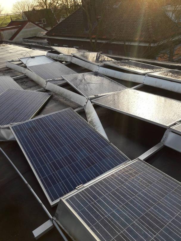 panelen uit montage materiaal gewaaid