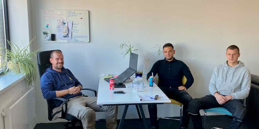 De jongens op hun kantoor boven de loods