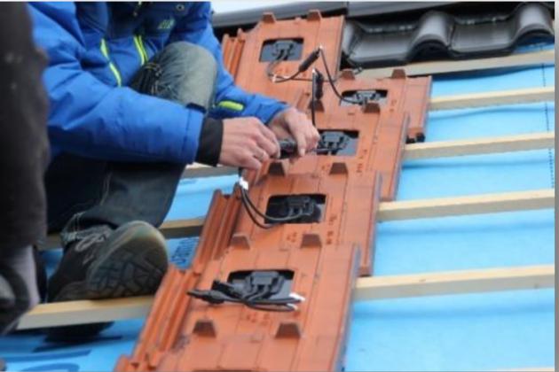 ZEP zonnecel dakpannen worden aan elkaar geknoopt