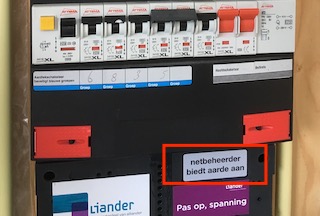 meterkast sticker netbeheerder biedt aarde aan