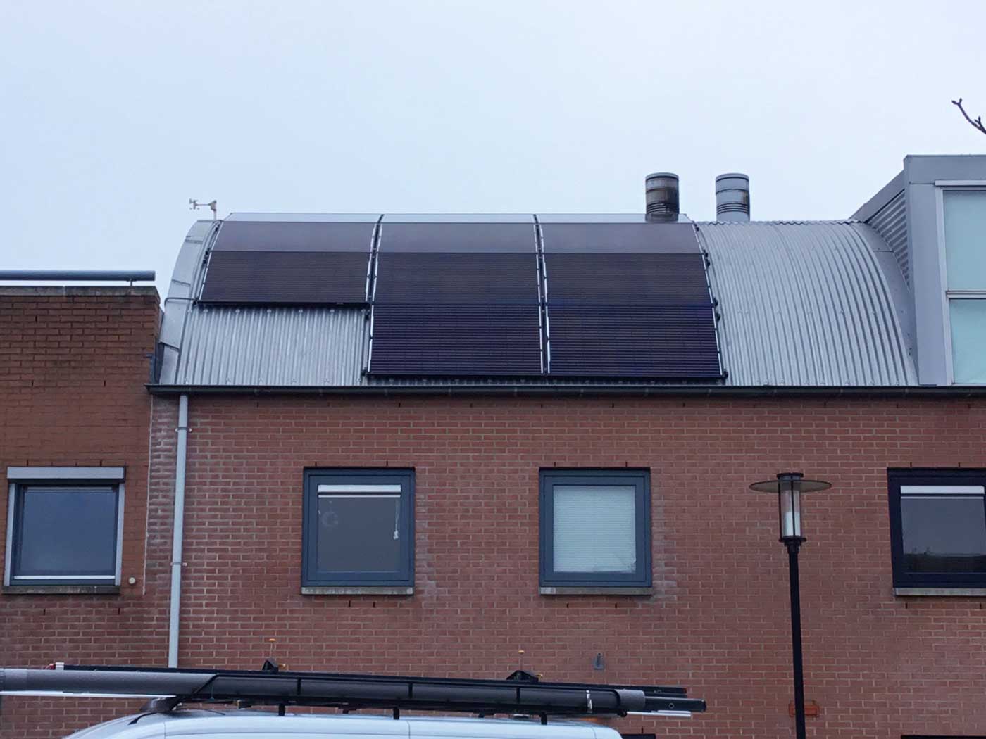 zonnepanelen op een halfrond dak