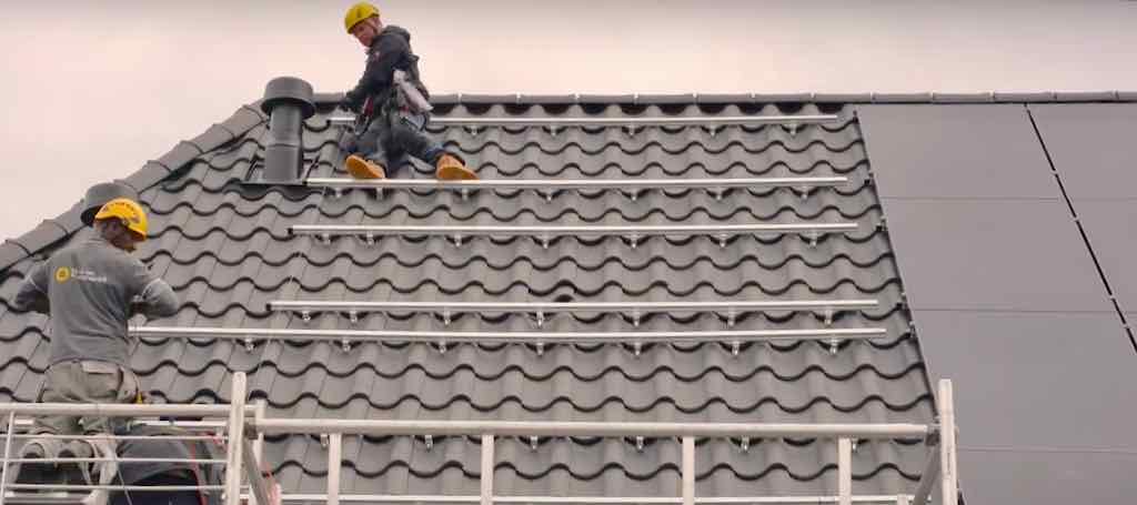 De panelen liggen een klein stukje boven het dak op de profielen: het laagje lucht tussen paneel en dak helpt om zowel de panelen als het dak koel te houden