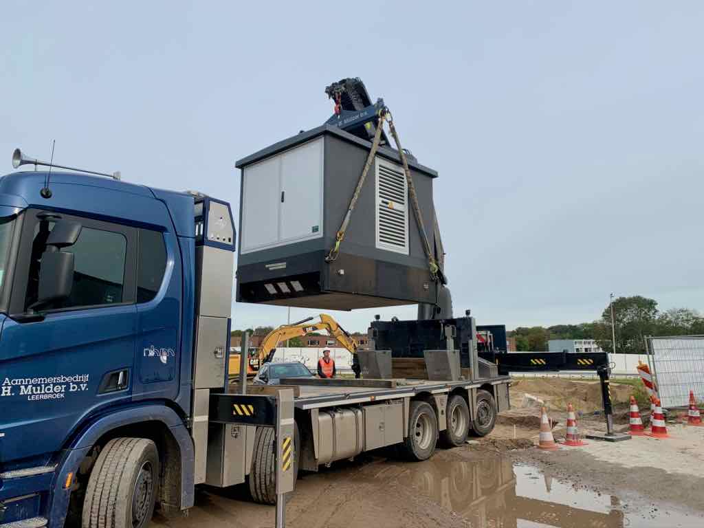 Netbeheerders werken met man en macht aan het stroomnet zoals hier bij de A9 in Amsterdam (bron: Rijkswaterstaat)