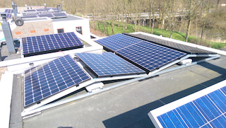 oost west panelen op plat dak