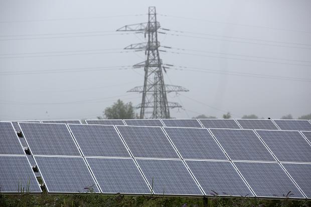 panelen en elektriciteitsmast