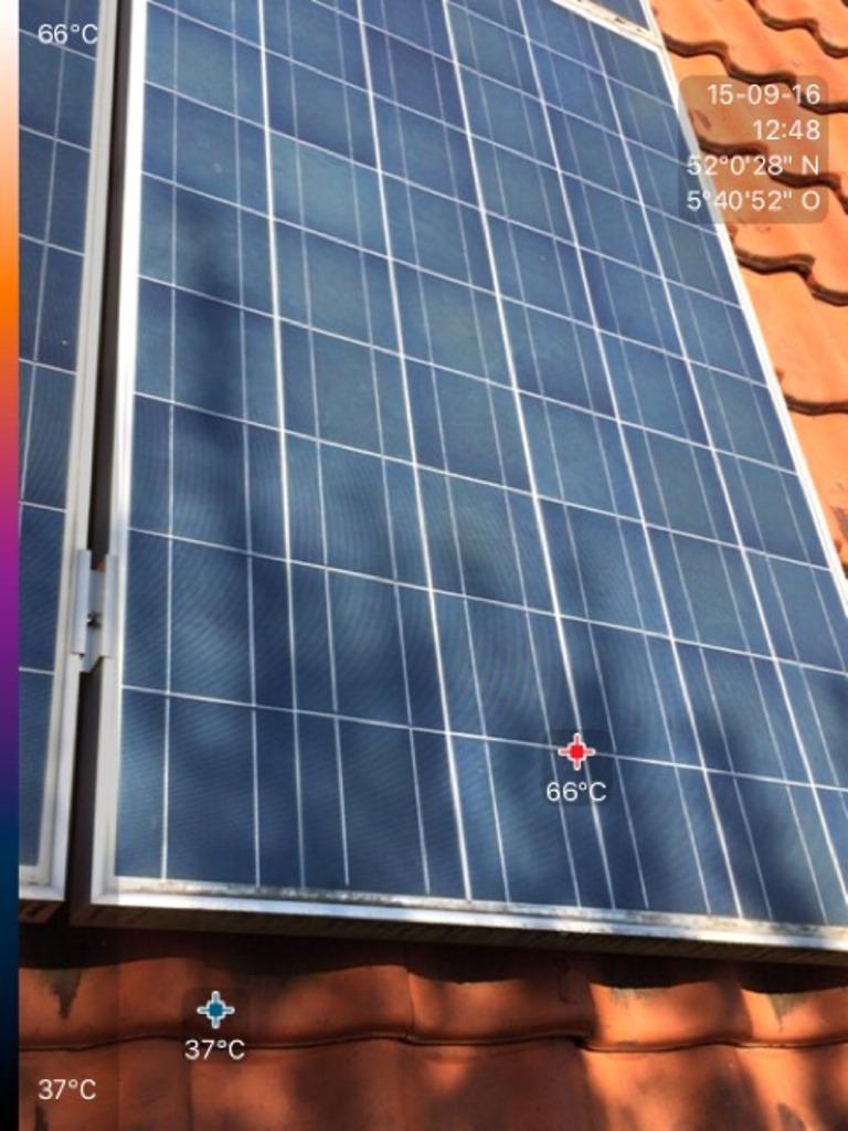 schaduw van boom op paneel