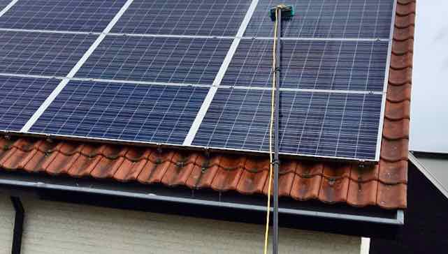 Gespecialiseerde bedrijven hebben hun eigen instrumenten om zonnepanelen te reinigen (bron: Solar Cleaners Nederland)