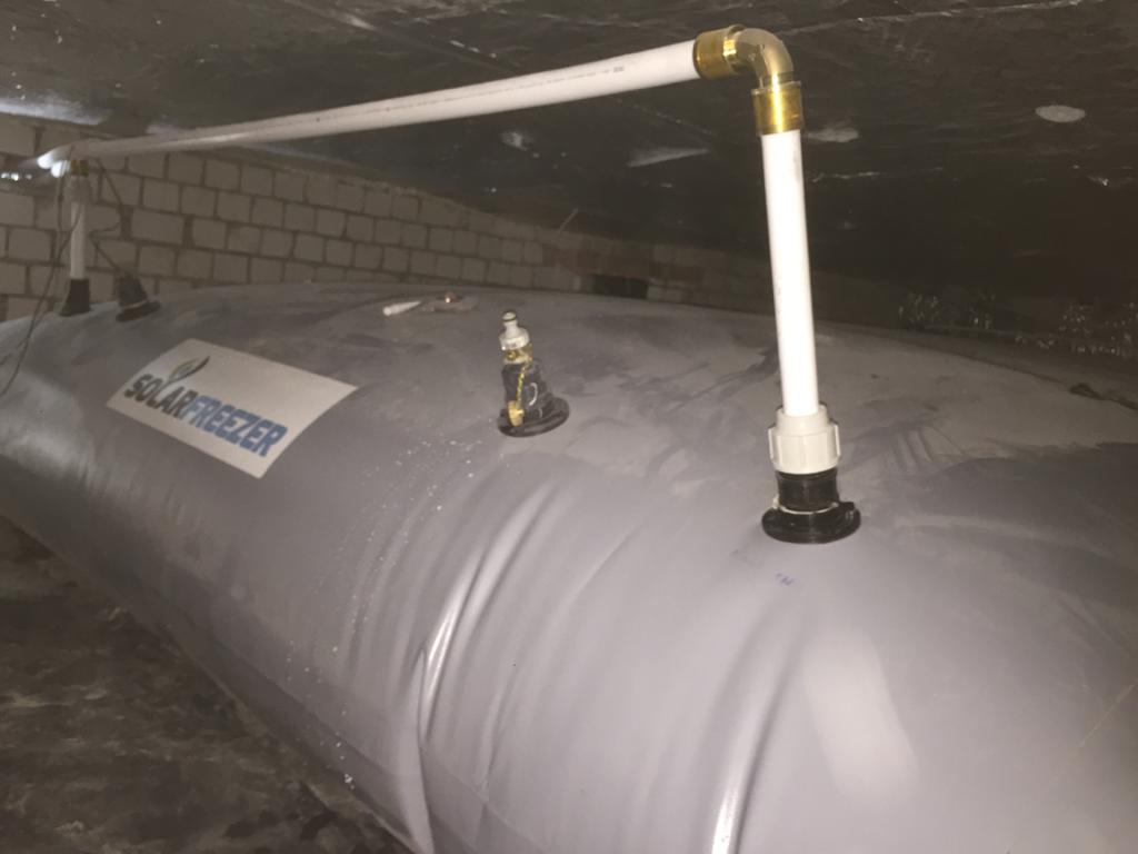 solar freezer waterzak in de kruipruimte