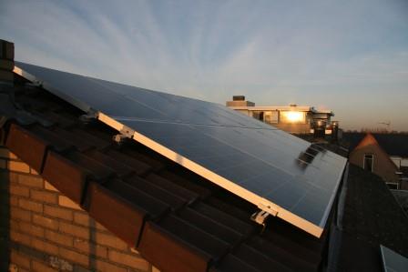 zonnepanelen bij zonsondergang