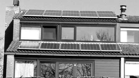 zonnepanelen in zwart wit