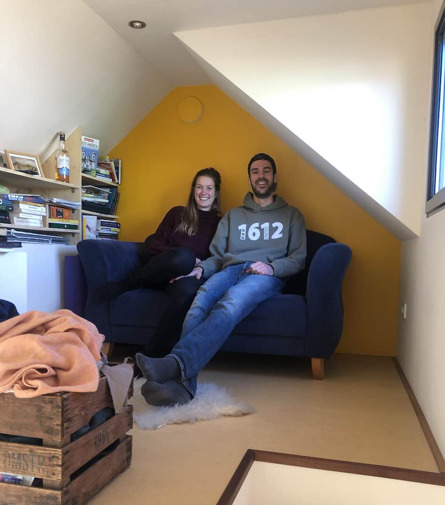 Abel en Elvie op de bank in hun tiny house