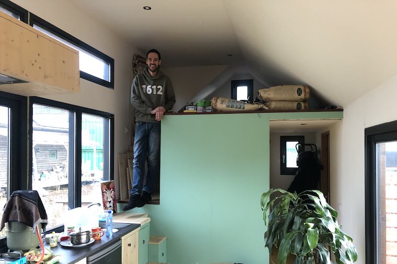 Abel bij zijn opbergzolder boven de douche en WC