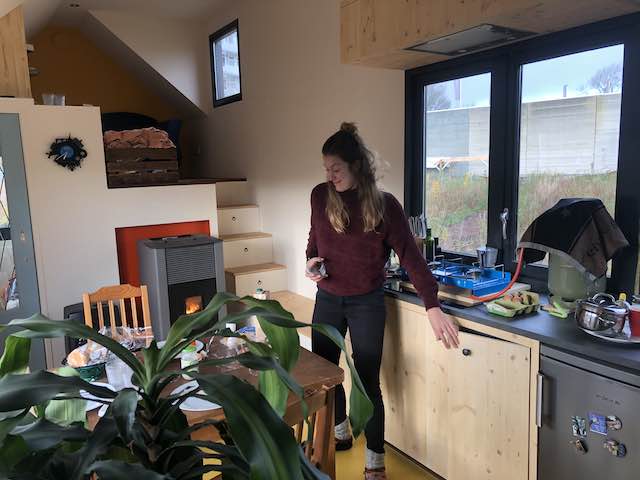 Elvie in de keuken van hun tiny house
