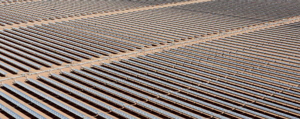 zonnepanelen in de woestijn