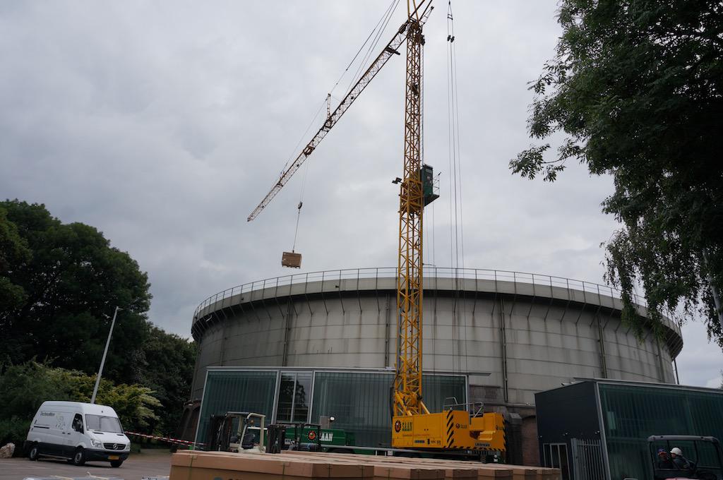 hijskraan bij gashouder