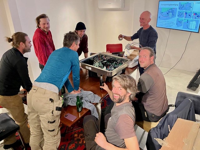 Installateurs krijgen uitleg over de nieuwste omvormers van SMA voor grotere projecten