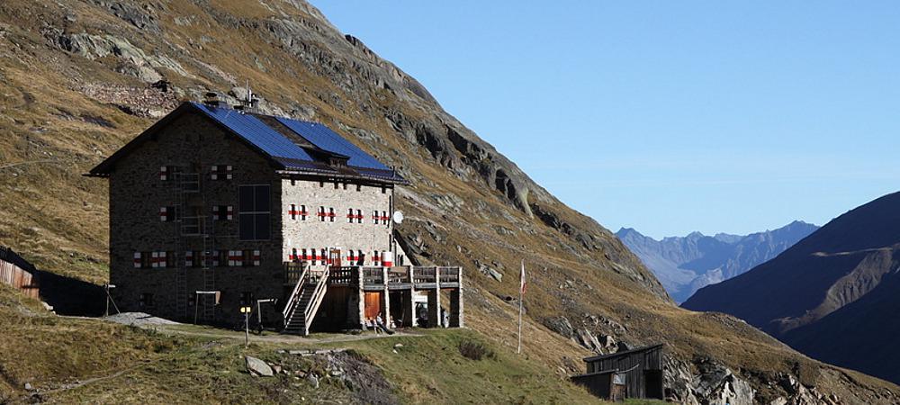berghut met zonnepanelen