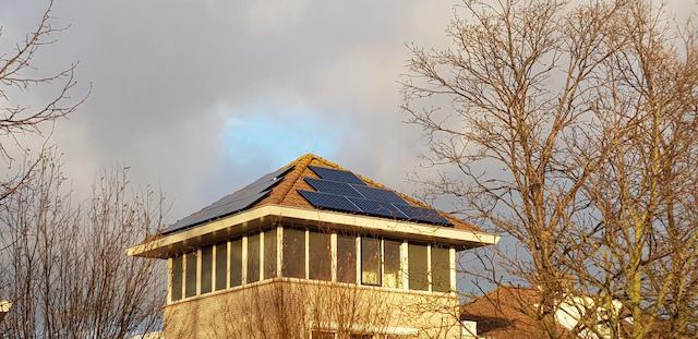huis met zonnepanelen in december