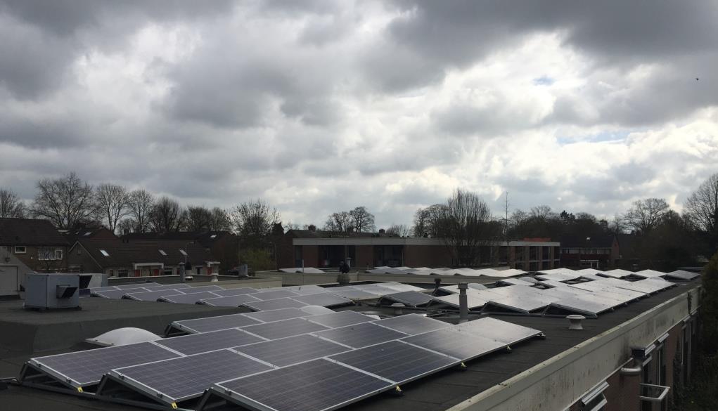 bewolking boven panelen plat dak