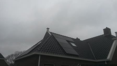 grijs weer zonnepanelen schuin dak