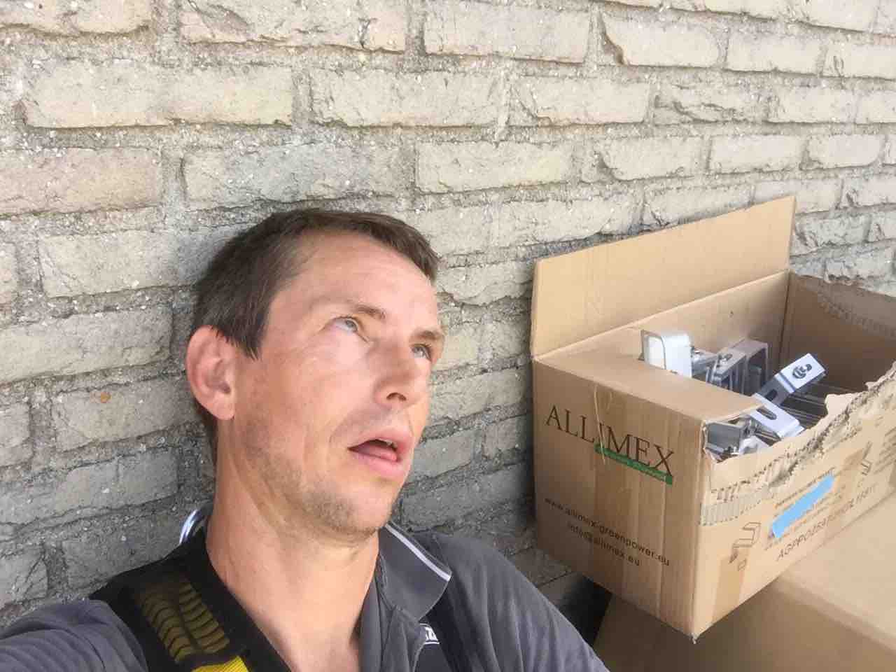 Installateur Jorrit bezweken door de hitte