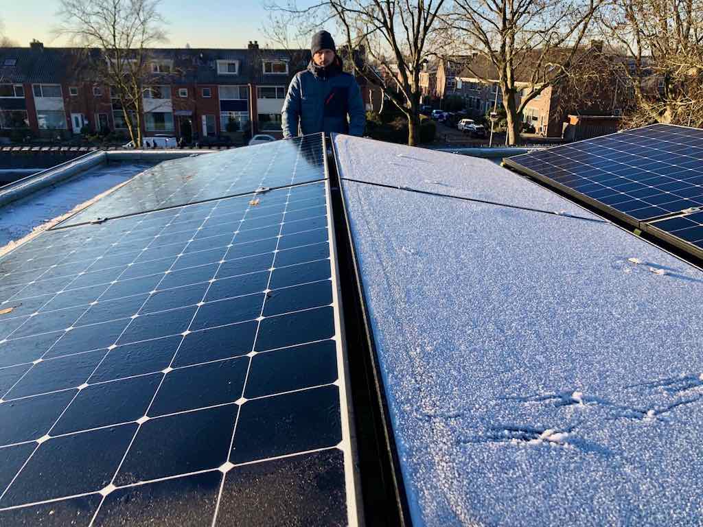 Ook op koude dagen gingen onze monteurs stug door met installeren..