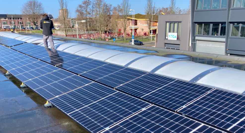 Ook de zwerfkatten van Amsterdam hebben tegenwoordig zonnepanelen (dak van de stichting Amsterdamse zwerfkatten, februari 2022)