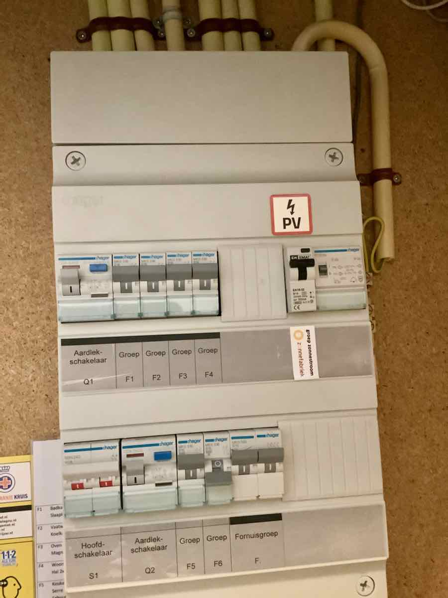 In de meterkast is de groep zonnestroom herkenbaar aan de stickers. Controleer na bliksem of alle groepen nog wel omhoog staan.